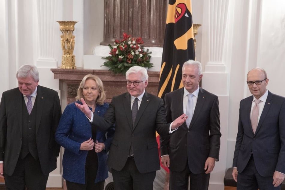 Insgesamt verteilte Steinmeier (Mitte) gleich vier Verdienstorden.