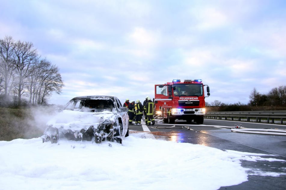 Die Einsatzkräfte der Feuerwehr konnten den Brand zwar löschen, das Fahrzeug ist anscheinend aber ein Totalschaden.