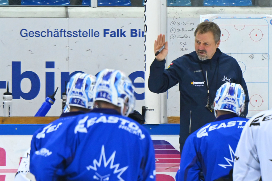 Für Eislöwen-Trainer Andreas Brockmann (55) zählt die Taktiktafel zu den wichtigsten Arbeitsmitteln.