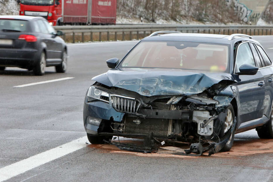 Schwerer Unfall auf A4: Skoda kracht in Leitplanke
