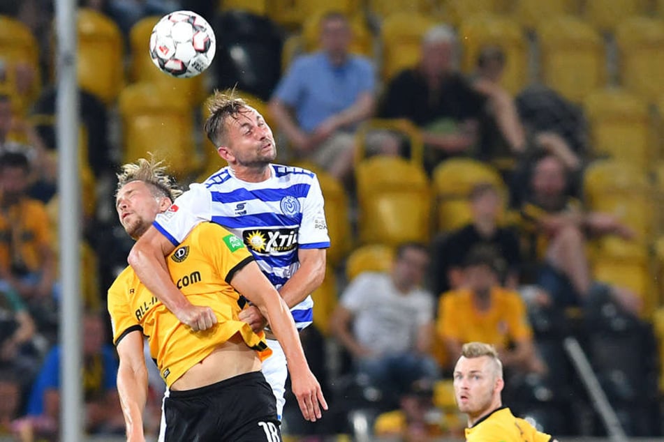 Jannik Müller (l.) hatte gegen Duisburg alles im Griff. Trotz Ellenbogen-einsatzes von John Verhoek setzt er sich im Luftkampf durch.
