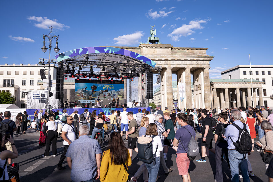 Am Samstag werden am Brandenburger Tor bis zu 35.000 Menschen zu einem Konzert für den Klima-Volksentscheid erwartet. (Archivbild)