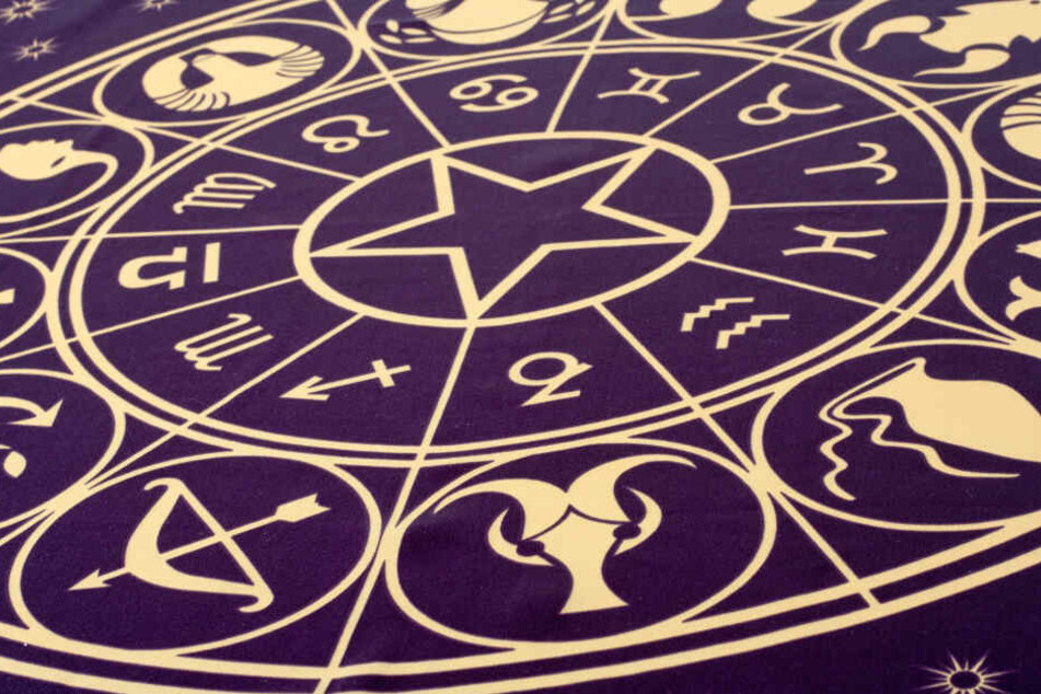 Das Rad des Zodiac unterteilt die zwölf Tierkreiszeichen in vier Elemente: Erde, Wasser, Luft und Feuer.