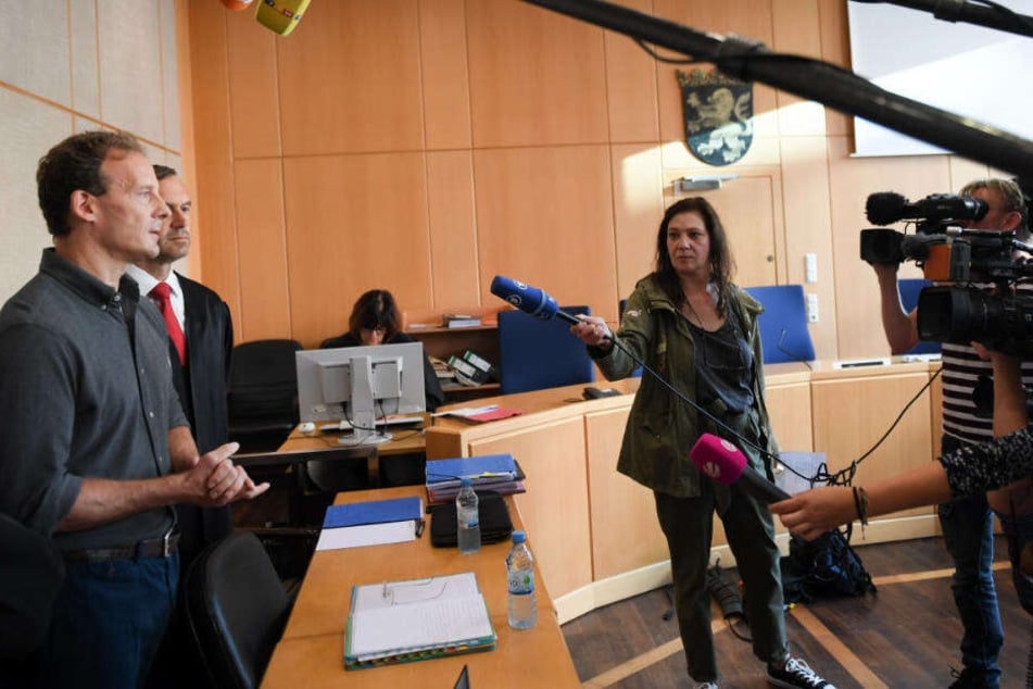 Der Angeklagte Alexander Falk gibt zu Beginn des Prozesses im Gerichtssaal des Frankfurter Landgerichts ein Statement ab und beteuert seine Unschuld.