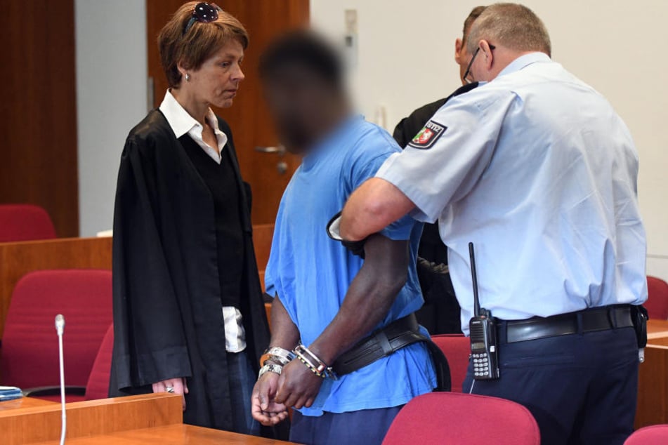 Der Asylbewerber aus Ghana (32) muss nach der Vergewaltigung einer Studentin in Bonn für zehn Jahre in den Knast.
