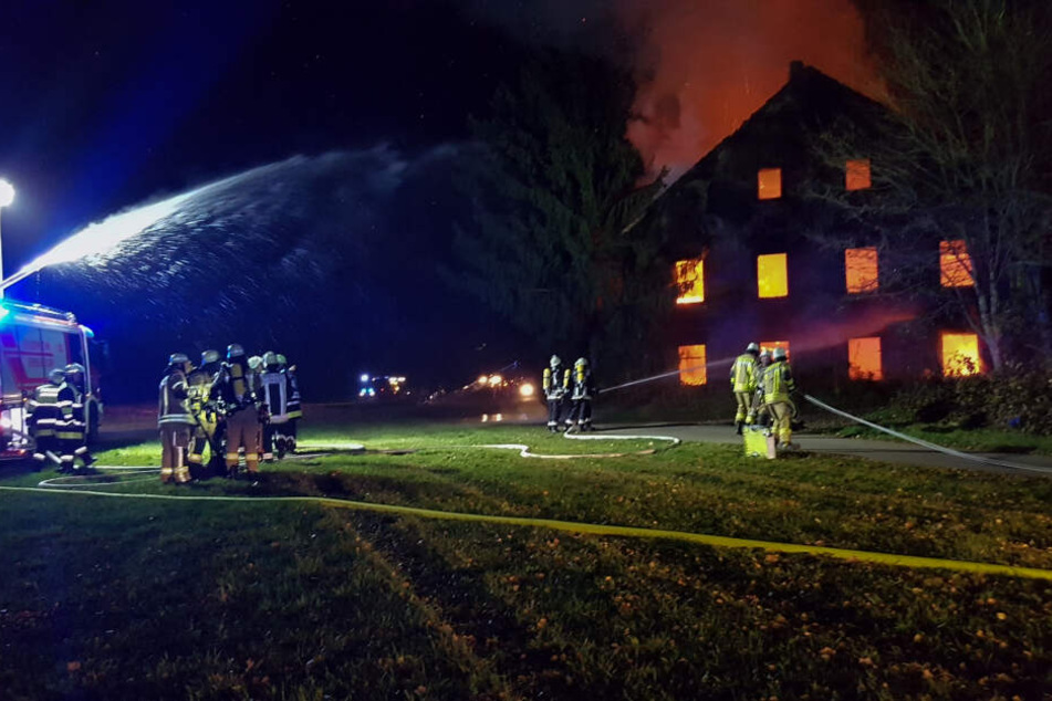 Beim Eintreffen der Feuerwehr brannte das Gebäude bereits lichterloh.