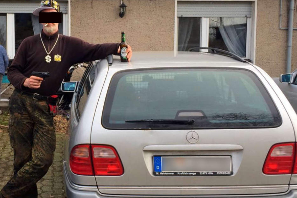 Jörg Volker W. soll mit seinem Mercedes auf der Flucht sein.