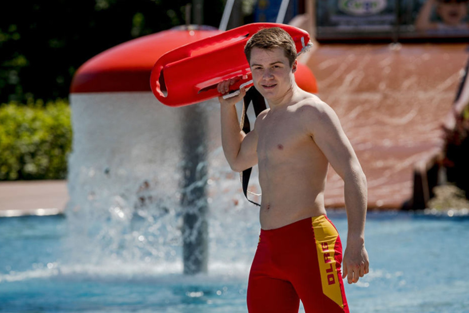 Der Rettungsschwimmer von Heidenau: Josef Mühne (19) trainiert bei der
Deutschen Lebens-Rettungs-Gesellschaft (DLRG), hier im Albert-Schwarz-Bad.