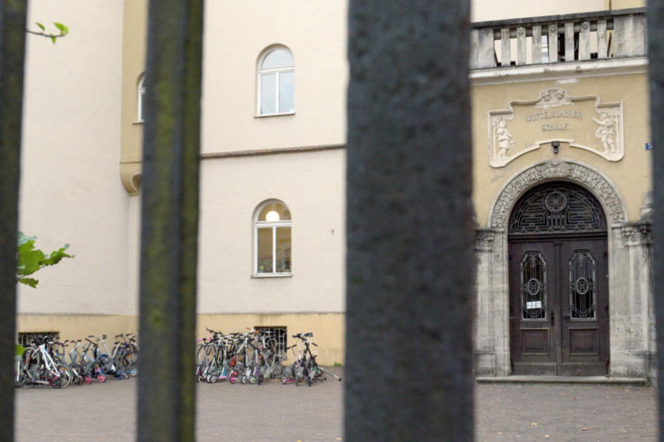 Der Eingang der Wittelsbacher Schule: Die schreckliche Tat löste eine Debatte um die Sicherheit an Schulen aus.