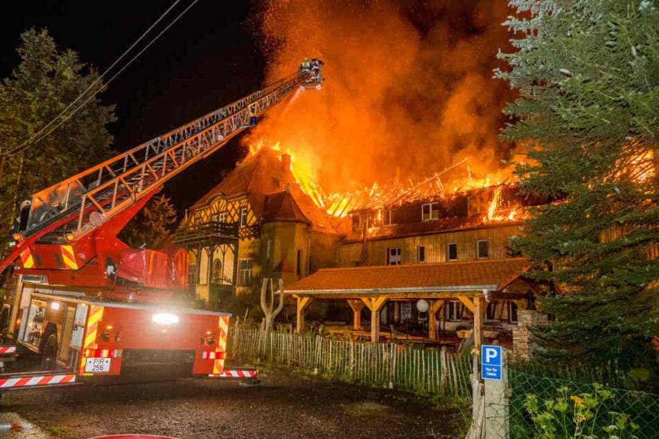 Etwa 100 Feuerwehrleute waren mit den Löscharbeiten beschäftigt.