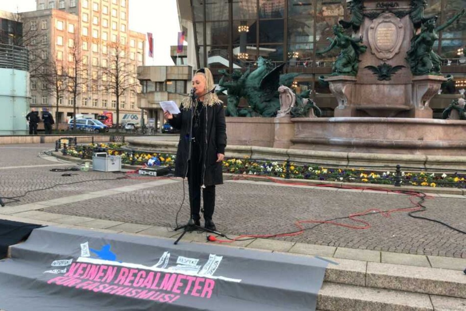 Die Leipziger Politikerin Irena Rudolph-Kokot sprach vor den Teilnehmern auf dem Augustusplatz. Im Hintergrund sichern Polizeibeamte die Kundgebung ab.