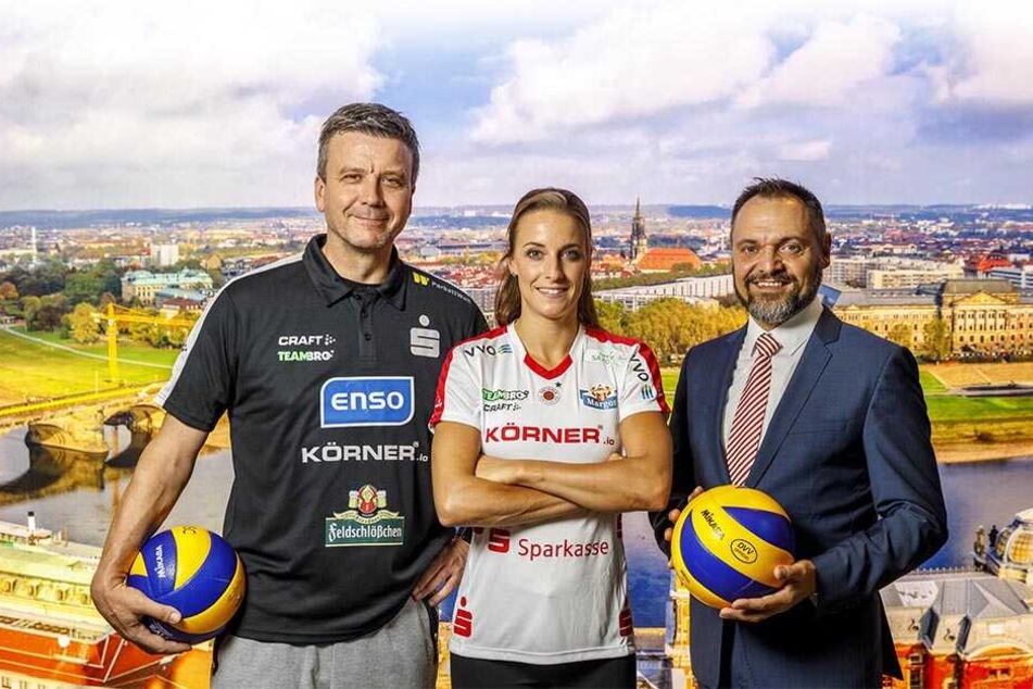 Strahlten nach der Vertragsverlängerung um die Wette (v.l.): DSC-Chefcoach Alex Waibl, Libera Lenka Dürr und Jan Klemmer von der Ostsächsischen Sparkasse Dresden.