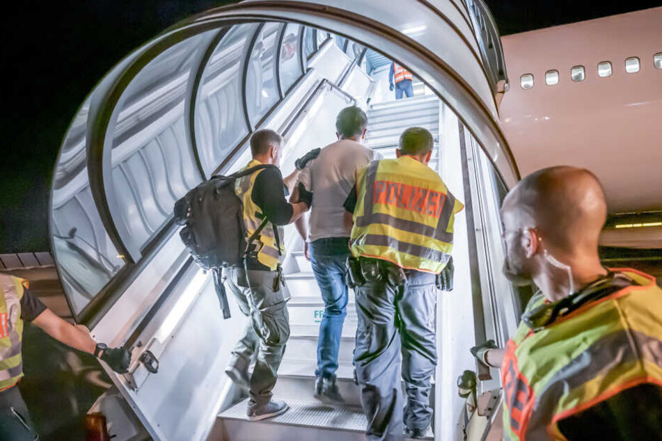 Der 34-jährige Algerier war wegen zahlreicher Straftaten bereits zur Abschiebung ausgeschrieben (Symbolbild).