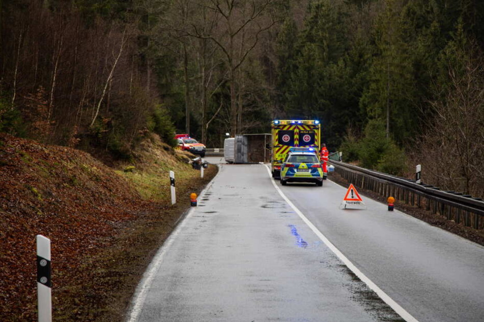 Die B283 ist durch den Unfall voll gesperrt.