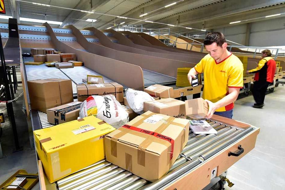 Mitarbeiter Gary Hölzel (31) erfasst
die Pakete zur Verladung in
die Zustellfahrzeuge.