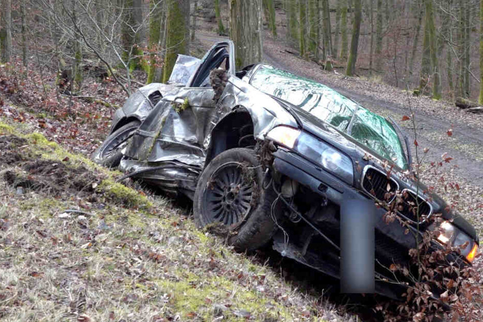 Der 34-Jährige konnte von der Feuerwehr aus seinem 3er BMW befreit werde, starb aber noch an der Unfallstelle.
