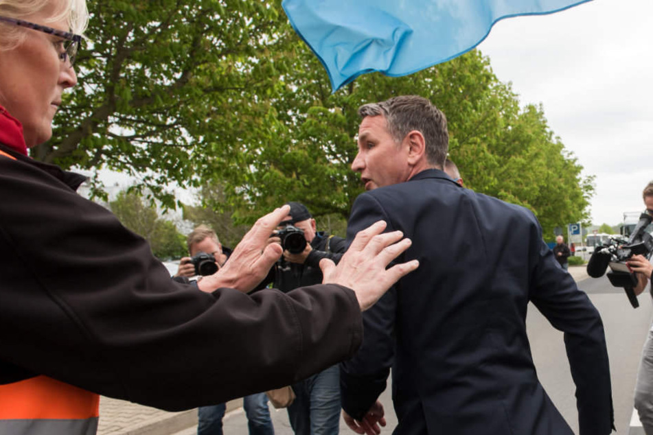 Eine Gewerkschaftlerin schiebt Höcke von der Demo in Eisenach weg.