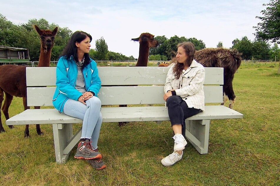 Nach den misslungenen Einzeldates mit dem Landwirt treffen sich Sabrina (34, l.) und Eva (24) zur schonungslosen Aussprache.