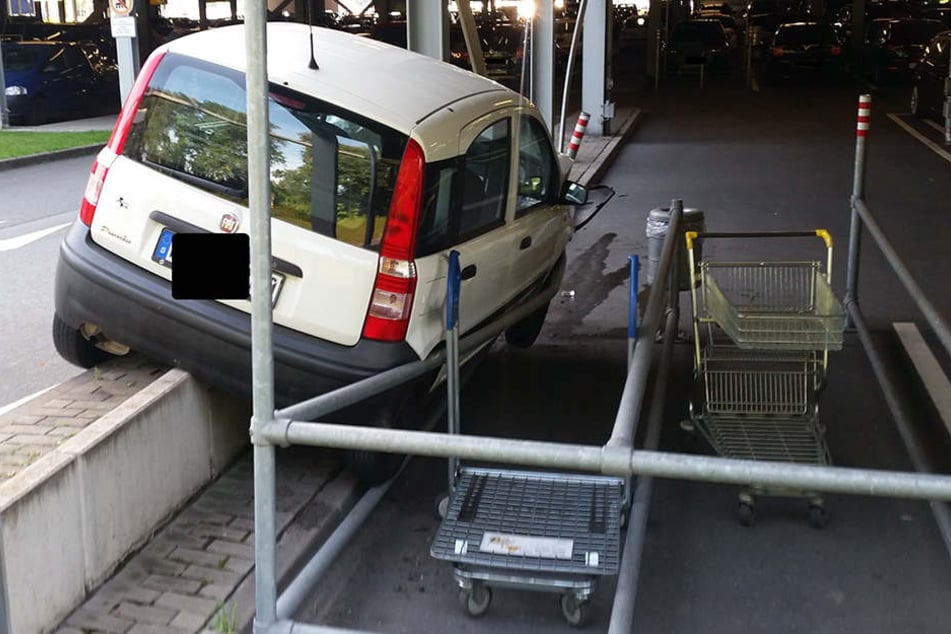 Der Mindener Autofahrer (29) kam im Parkhaus von der Straße ab. Er erlitt leichte Verletzungen.