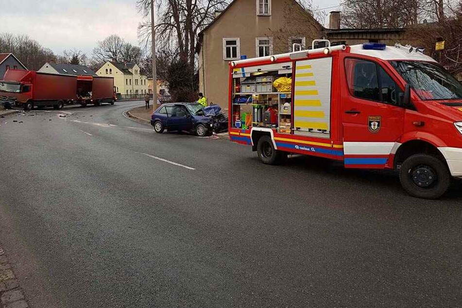 Die B94 musste für etwa zwei Stunden voll gesperrt werden.