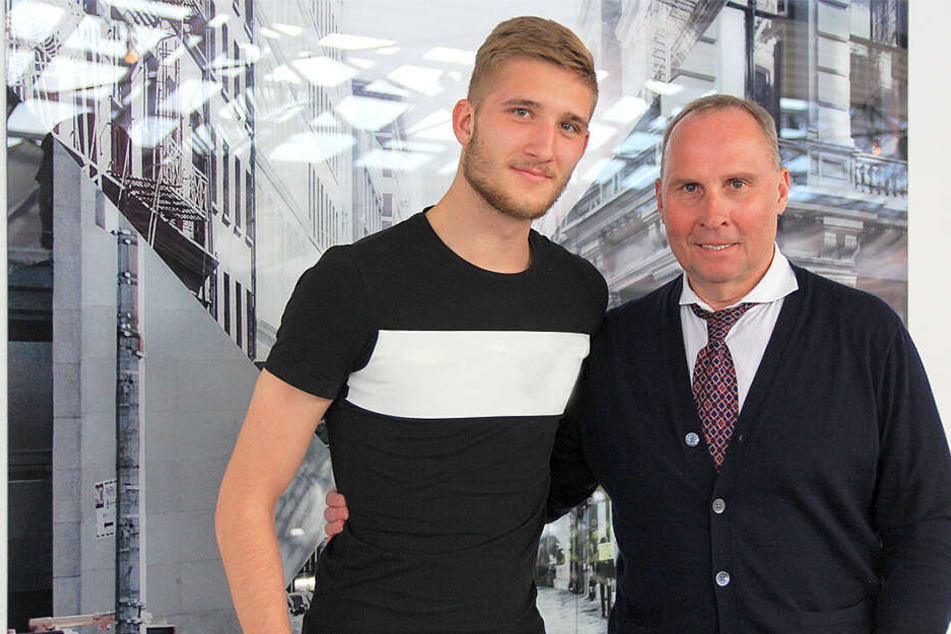Jan Král trägt künftig das "Veilchen"-Trikot. Das erfreut Aue-Präsident Helge Leonhardt.