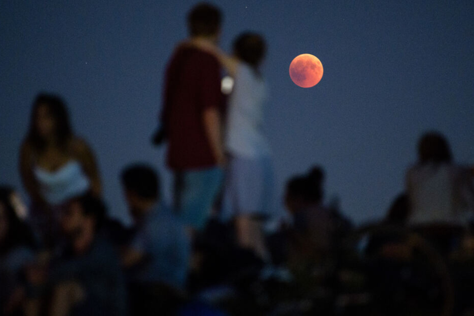 Viele Menschen schauten sich den Blutmond im Sommer an.