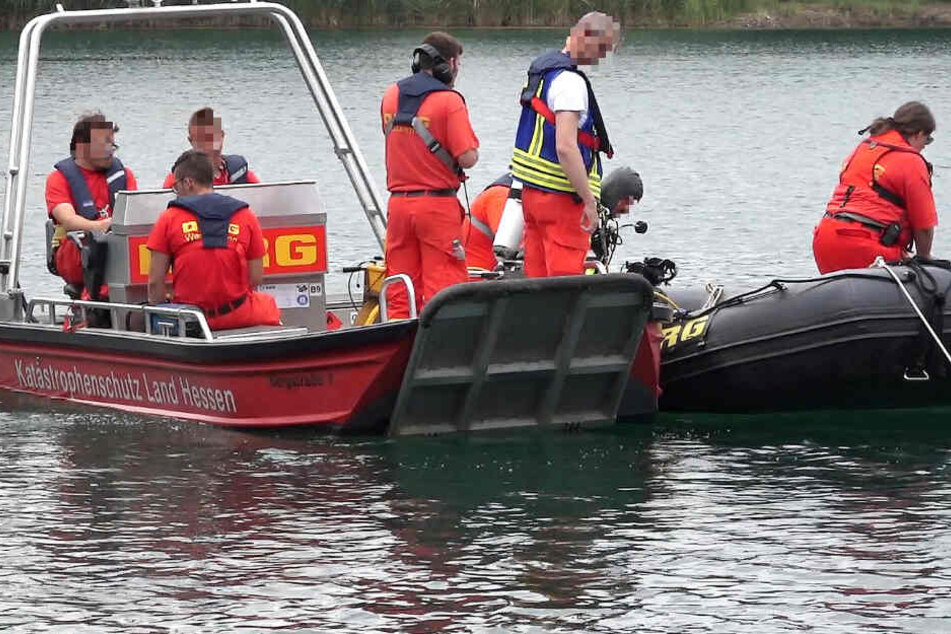 Einsatzkräfte suchten am Sonntag den Badesee in Bensheim ab.