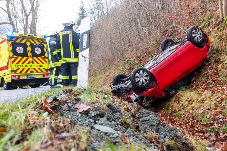 Unfall im Erzgebirge: Auto überschlägt sich und landet im Graben