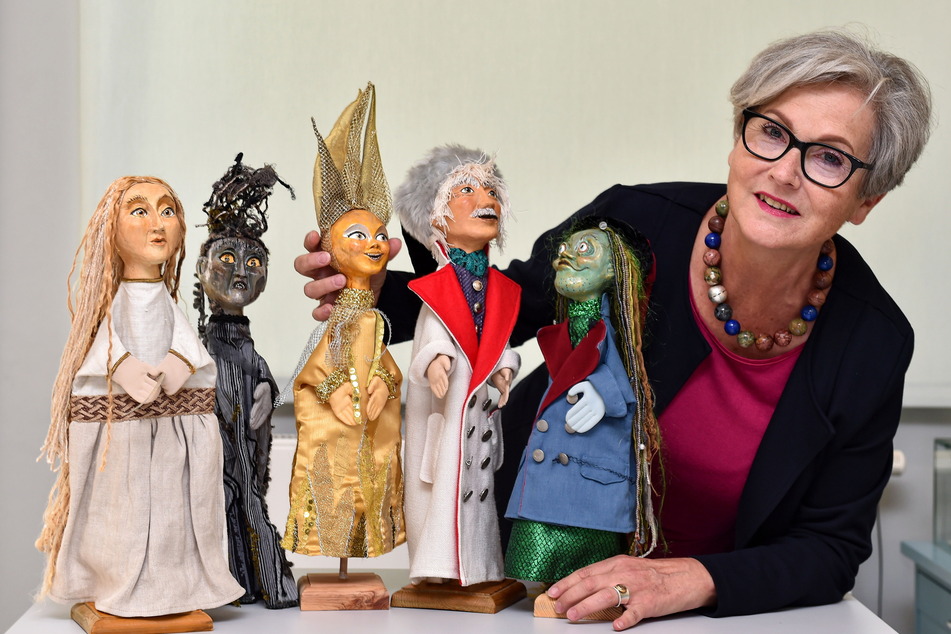 Erzählforscherin Susanne Hose (61, r.) vom Sorbischen Institut in Bautzen stellt mythische Figuren vor. Links im Bild: Die Mittagsfrau.