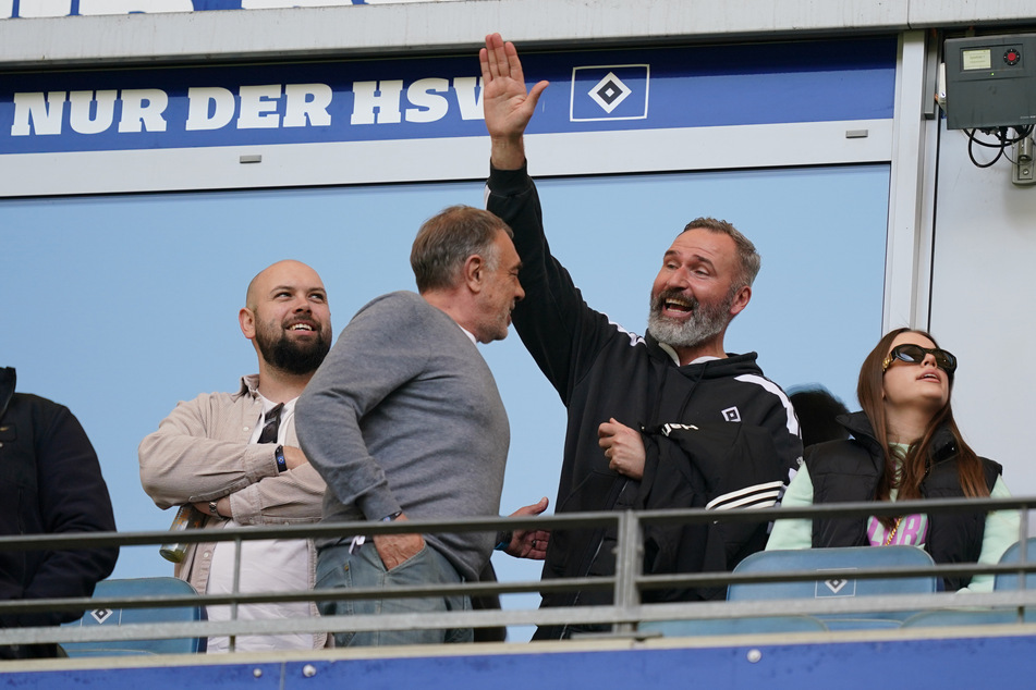 HSV-Coach Tim Walter (2.v.r.) musste die Partie aufgrund seiner Rotsperre aus dem KSC-Spiel in der HSV-Loge auf der Tribüne verfolgen. Er wurde von Julian Hübner vertreten.