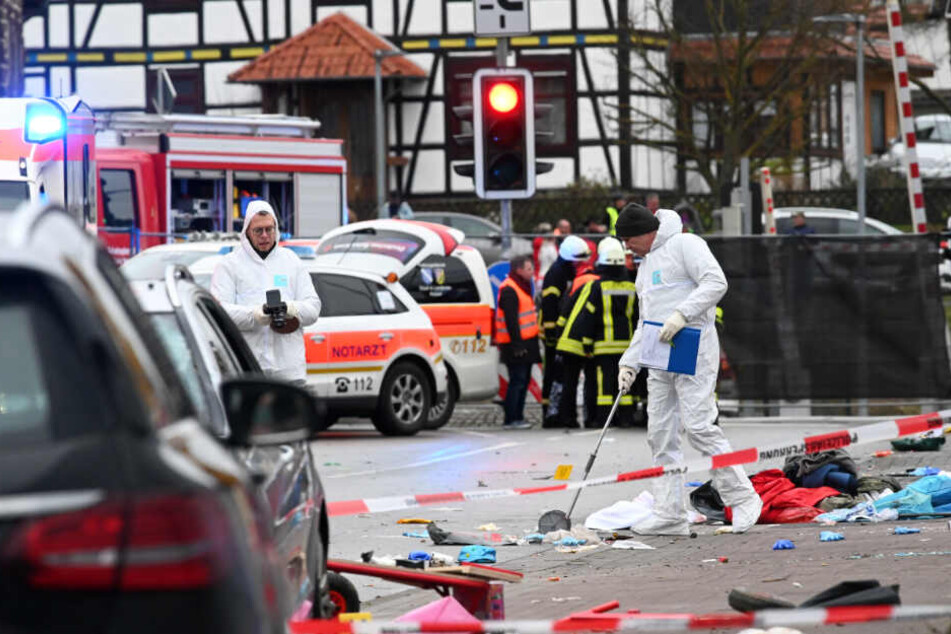 Einsatzkräfte der Polizei nahmen nach der Attacke in Volkmarsen Spuren auf.