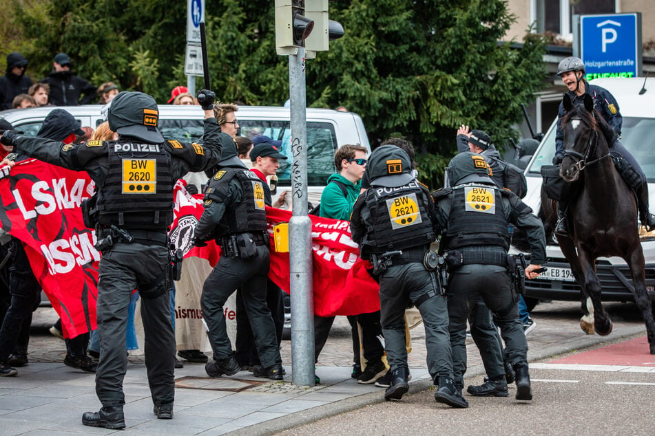 Abseits eines bundesweiten Protests "Gemeinsam für Deutschland" kommt es bei einer Gegendemonstration zu Auseinandersetzungen mit Einheiten der Polizei.