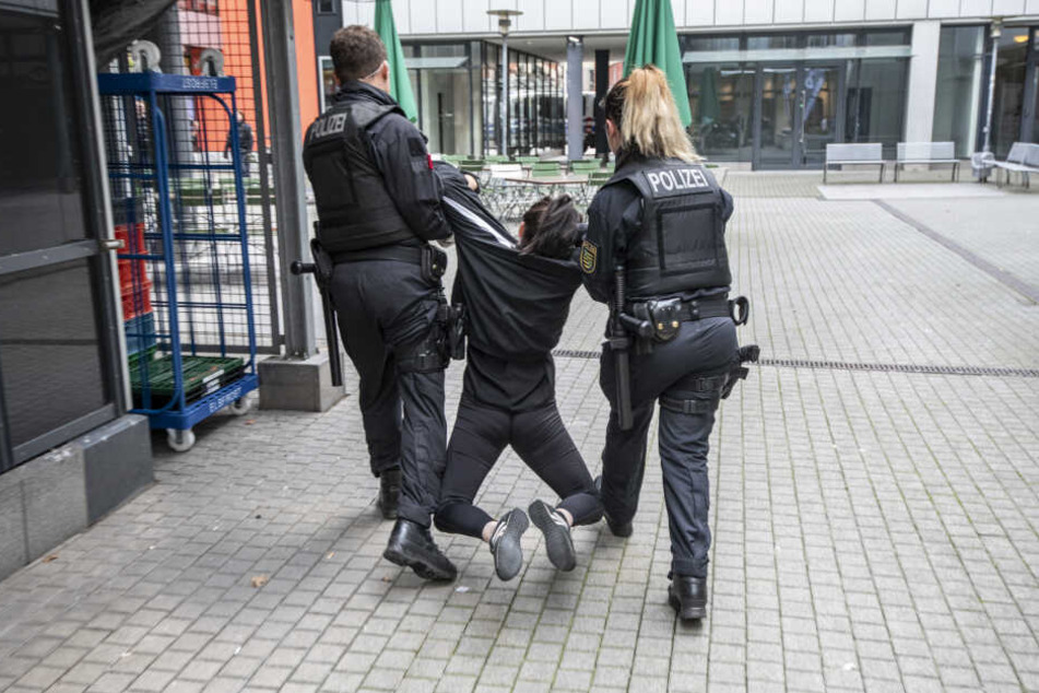Die Polizei brachte die Aktivisten aus dem Gebäude.