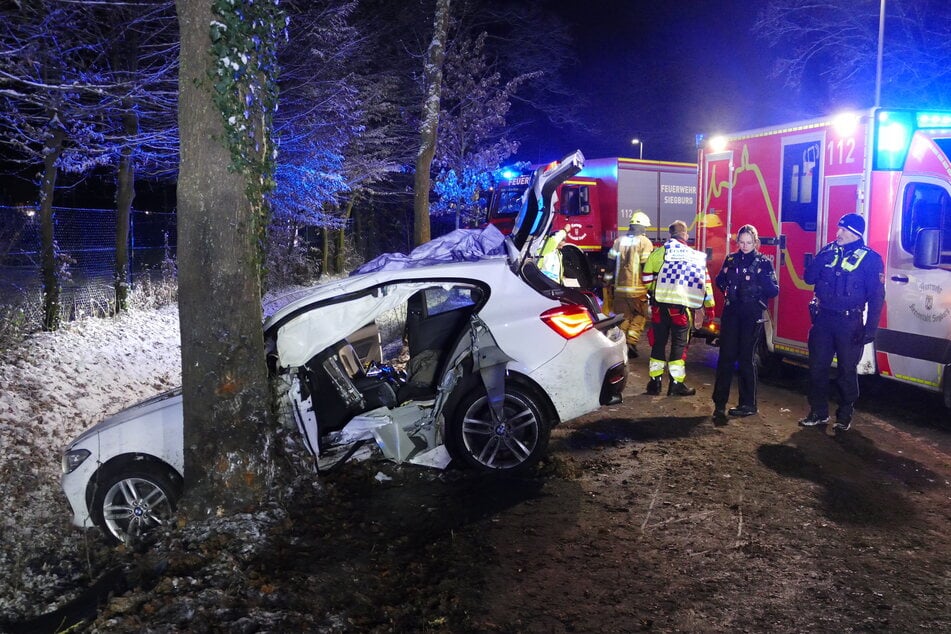 Der BMW krachte erst gegen einen Markierungspfosten und prallte anschließend gegen einen Baum.