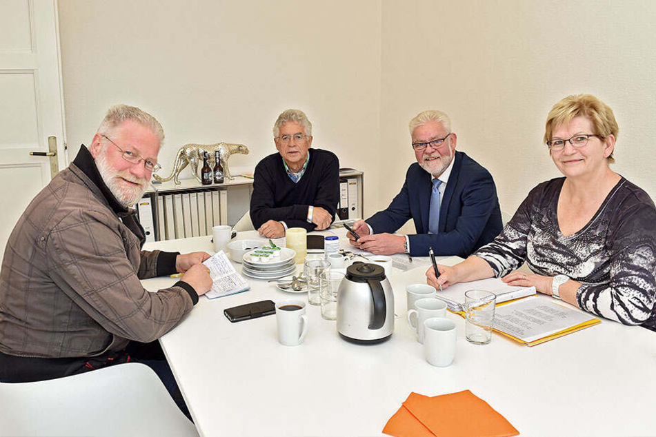 Müssen 900 Strophen zusammenbekommen: Das Festkomitee um Vereinspräsident Kurt Hähnichen (71, li.) hat bis zum "Tag der Sachsen" ordentlich zu tun.