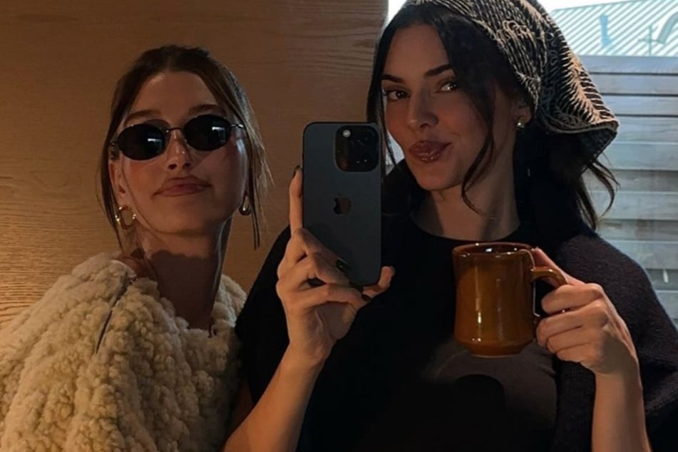 It looks like Kendall Jenner had a bestie hangout with Hailey Bieber (l).