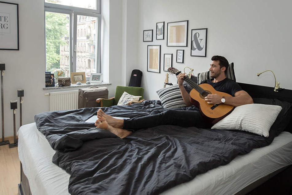 Zum Abschalten legt sich der HCE-Profi gern mal aufs Bett, schnappt sich die Gitarre und spielt ein paar Akkorde.
