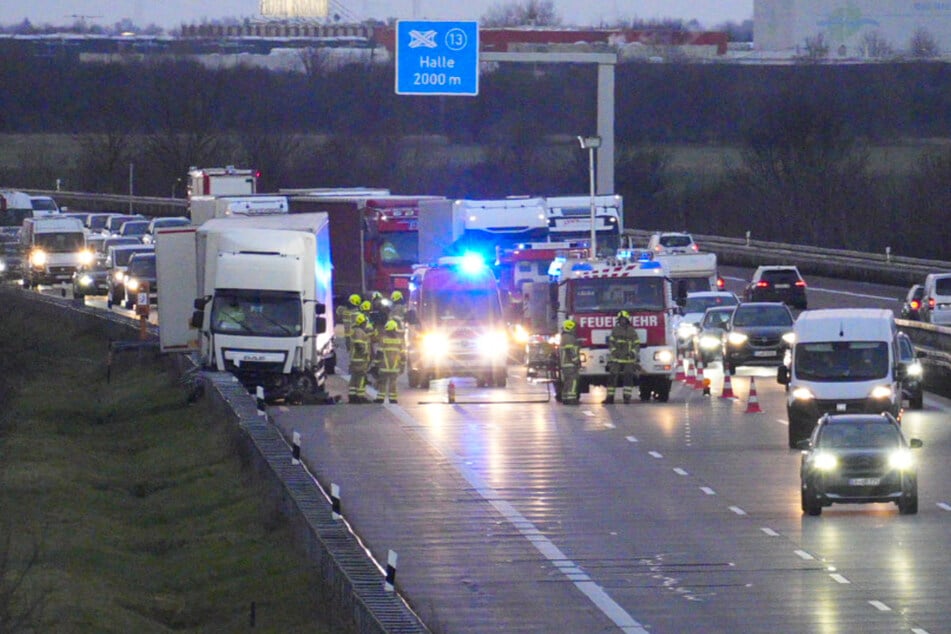 Zwei Kilometer nach dem Kreuz Halle fuhr ein Lastwagen in die Leitplanke.