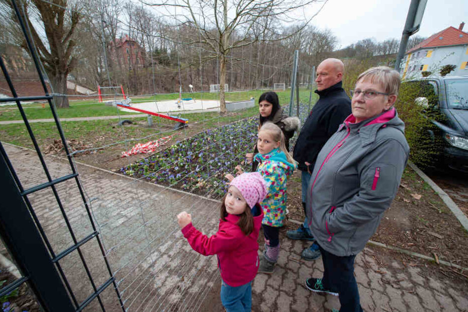 Ingrid Börner (65), ihre Enkel und andere Anwohner warten seit April auf den Tag, an dem der Zaun zum Spielplatz wieder verschwindet.