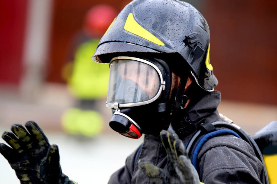 Mit Schutzanzügen sicherten Feuerwehrleute das Paul-Drude-Institut in Berlin-Mitte nach einem Chlorgas-Autritt (Symbolbild).