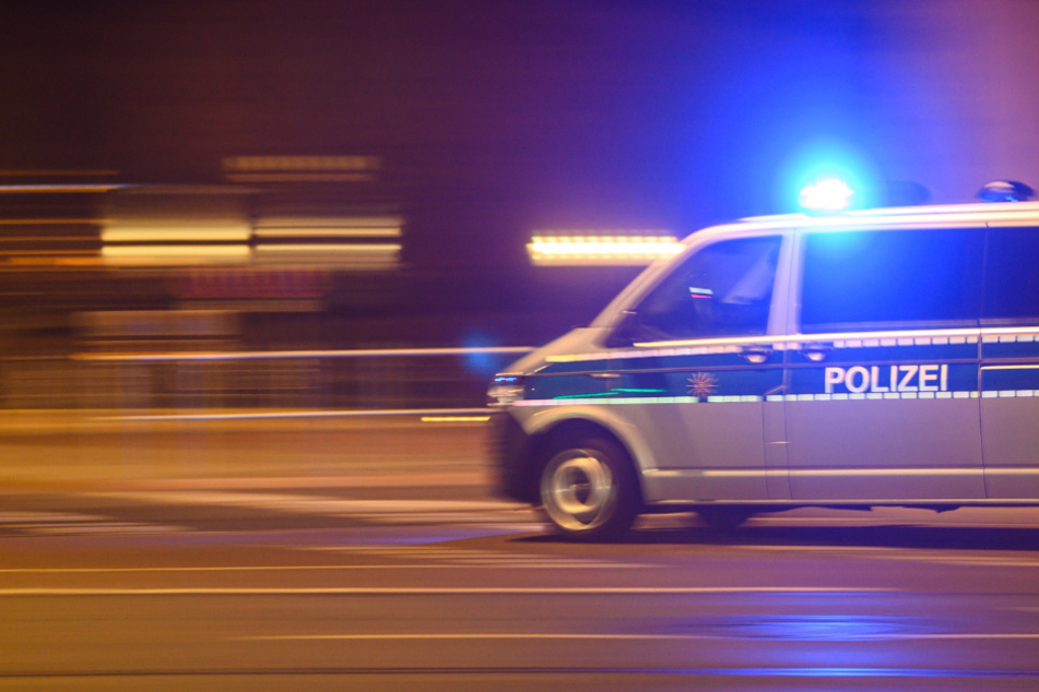Trio schmiert Hakenkreuz auf Tram-Fenster und attackiert 24-Jährigen