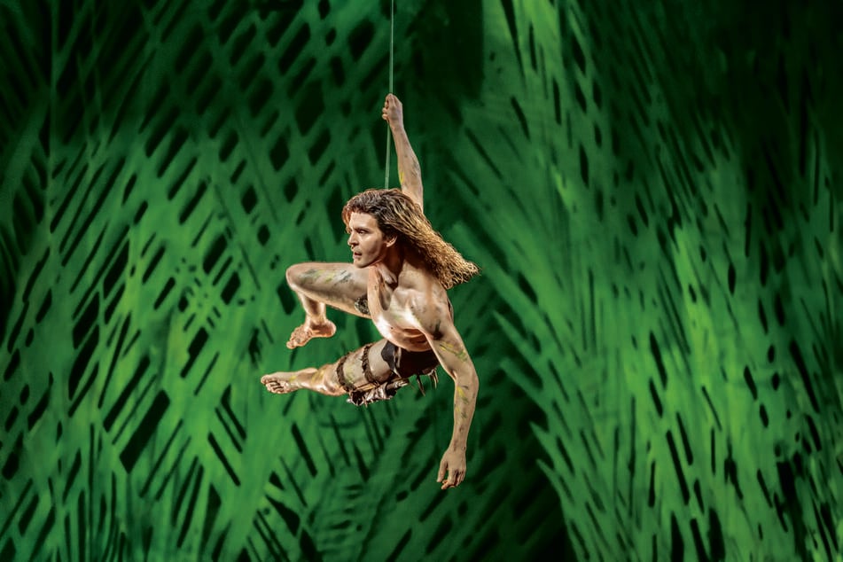 Teilweise fliegen die Darstellenden zehn Meter über der Bühne