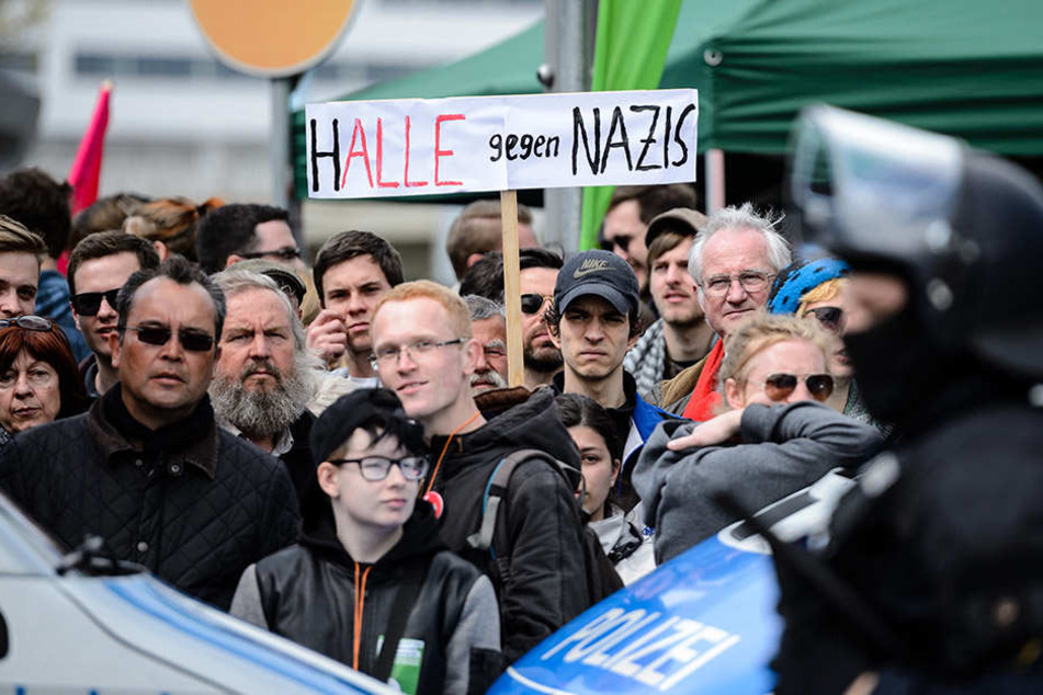 Teilnehmer einer Kundgebung protestieren gegen einen geplanten Aufmarsch der rechten Szene in Halle (Saale) in der Innenstadt.