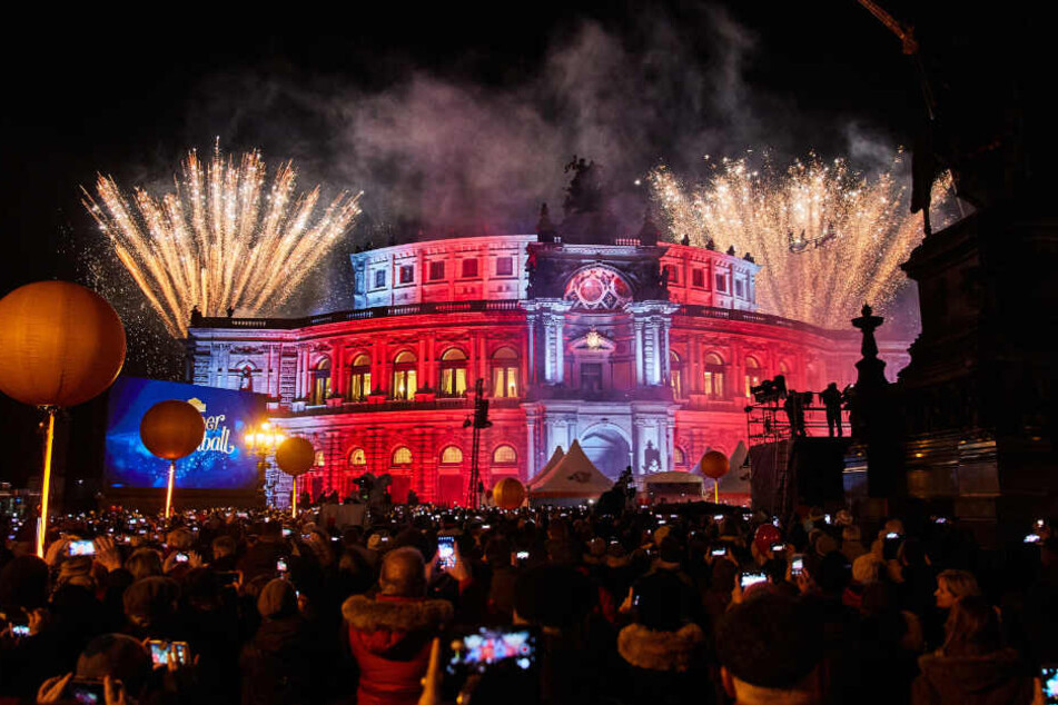 Der 15. SemperOpernball wurde mit einem atemberaubend schönen Feuerwerk eröffnet.