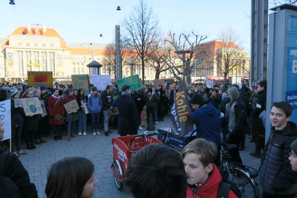 Nach einer kurzen Kundgebung auf dem Willy-Brand-Platz ging es über den Augustusplatz zum Wilhelm-Leuschner-Platz.