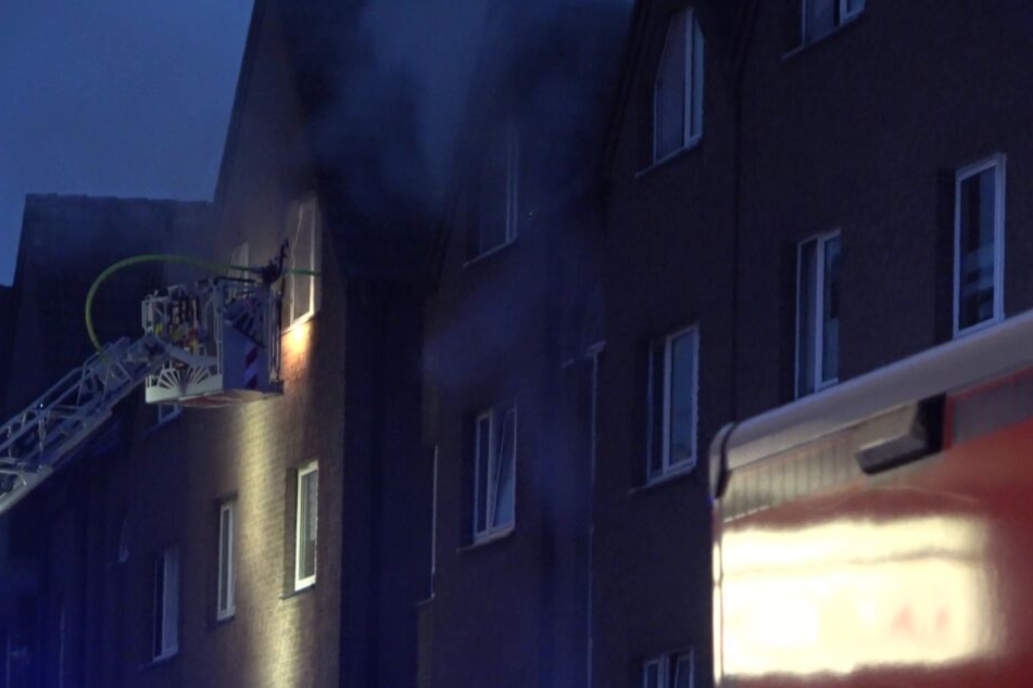 Die Feuerwehr setzte bei dem Einsatz in Köln-Porz die Drehleitern ein.