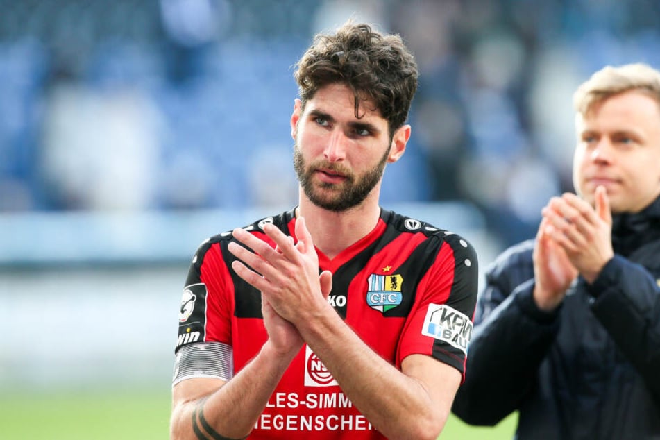 Beifall für den Kollegen! Auch Niklas Hoheneder war von Lennard Maloneys erstem Auftritt im CFC-Trikot angetan.