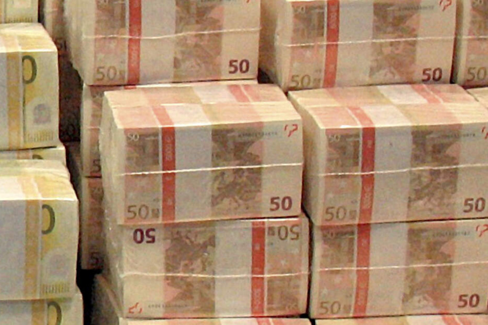 In der Wohnung des Mannes wurden 14.000 Euro sichergestellt, teilweise noch mit Banderolen der überfallen Banken. (Symbolbild)