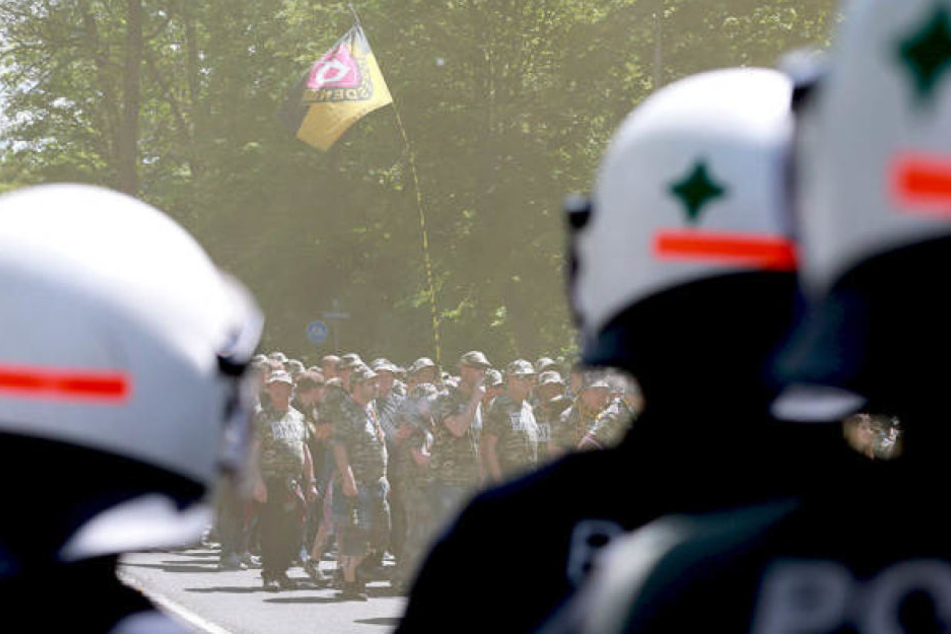 Polizisten beobachten den Marsch der Dynamofans in Karlsruhe.