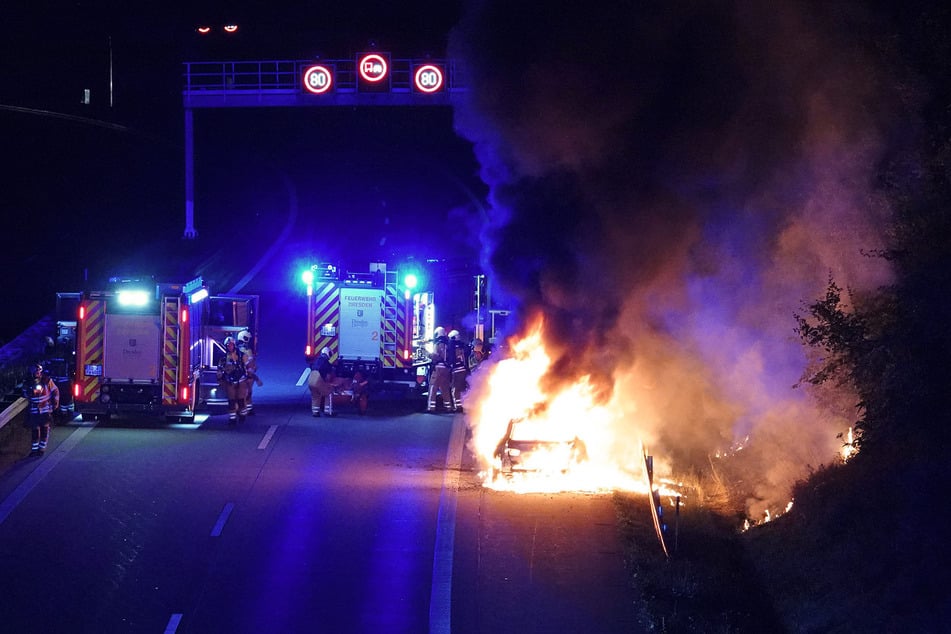 Auf der A17 brannte am Freitagabend ein Auto auf dem Seitenstreifen komplett aus.